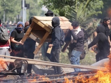 Χιλή: Η βία αναζωπυρώνεται, το πέσο κατρακυλά