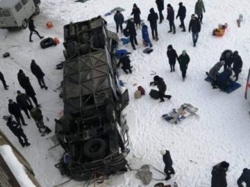 Ρωσία: Δεκαεννέα άνθρωποι σκοτώθηκαν από την πτώση λεωφορείου σε ποταμό