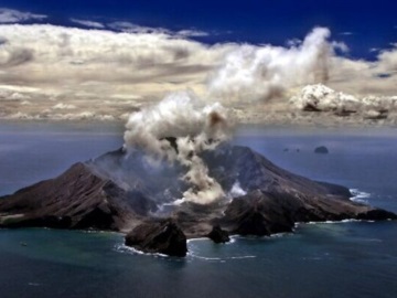 Νέα Ζηλανδία: Τουλάχιστον ένας νεκρός εξαιτίας της έκρηξης στο ηφαίστειο Ουακατάνε, υπάρχουν παγιδευμένοι στο νησί Γουάιτ και φόβοι για περισσότερα θύματα