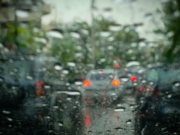 Πολλή βροχή και θυελλώδεις νοτιάδες σήμερα από τον «Ετεοκλή»