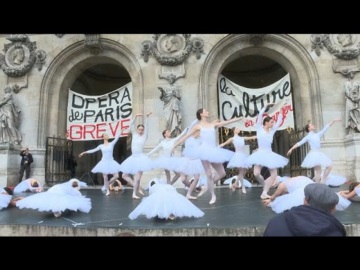 Μπαλαρίνες χόρεψαν τη Λίμνη των Κύκνων έξω από την Όπερα του Παρισιού, διαμαρτυρόμενες για τη συνταξιοδοτική μεταρρύθμιση του προέδρου Μακρόν