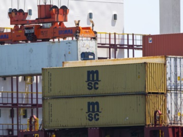 Συναγερμός σε εμπόριο - ναυτιλία: Στο 25% ανεβάζει τους δασμούς σε κινεζικά προϊόντα ο Τραμπ