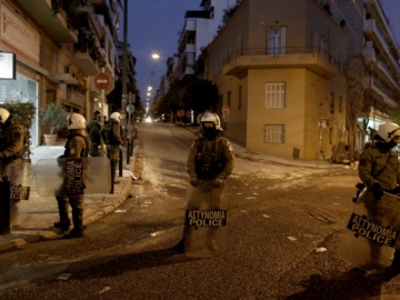 Επιχείρηση της αστυνομίας για την απομάκρυνση αντιεξουσιαστών από κτίρια στο Κουκάκι