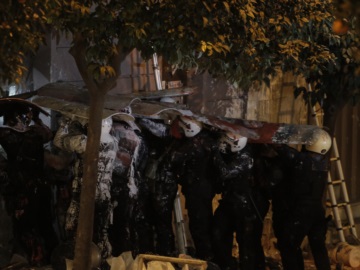 Οκτώ συλλήψεις στην αστυνομική επιχείρηση για την εκκένωση κτιρίου στην οδό Παναιτωλίου στο Κουκάκι. Τραυματίσθηκαν 6 αστυνομικοί