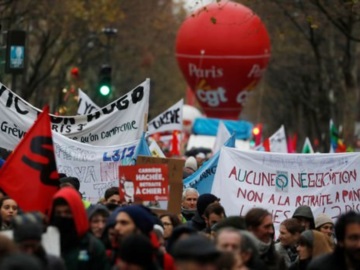 Γαλλία: Η κυβέρνηση αποσύρει το πιο αμφιλεγόμενο μέτρο της συνταξιοδοτικής μεταρρύθμισής της