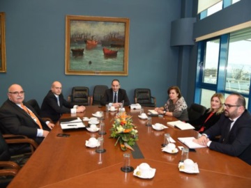 Σύσκεψη για την ενίσχυση της νησιωτικής επιχειρηματικότητας με τη διοίκηση της Ελληνικής Αναπτυξιακής Τράπεζας υπό την προεδρία του υπουργού Ναυτιλίας, Γιάννη Πλακιωτάκη
