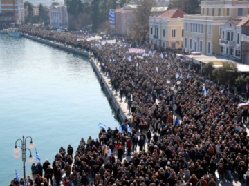 Βούλιαξε από κόσμο η προκυμαία της Μυτιλήνης -Συγκέντρωση διαμαρτυρίας για το προσφυγικό [εικόνες] 