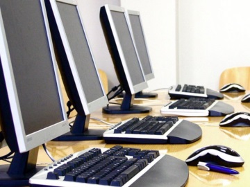 Ηλεκτρονικοί υπολογιστές στα σχολεία του Δήμου Πειραιά, μετά από προσφορά της Eurobank