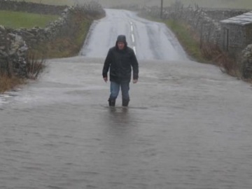Βρετανία: Ακυρώσεις πτήσεων και συναγερμοί για πλημμύρες, καθώς η καταιγίδα Ντένις, η δεύτερη σε μία εβδομάδα, πλήττει τη χώρα