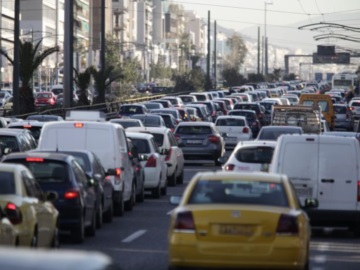 Ιδιαίτερα αυξημένη η κίνηση σε βασικούς οδικούς άξονες της Αττικής. Δεν ισχύει σήμερα ο δακτύλιος στο κέντρο της Αθήνας λόγω της απεργίας στα ΜΜΜ