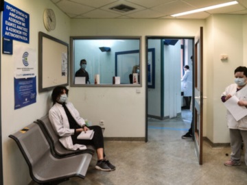Κοροναϊός: Επιστροφή της μάσκας – Συστάσεις από τους ειδικούς για χρήση σε κλειστούς χώρους, μέσα μεταφοράς και νοσοκομεία