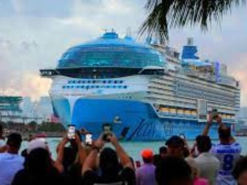 Icon of the Seas: Το μεγαλύτερο κρουαζιερόπλοιο στον πλανήτη σάλπαρε παρά τις αντιδράσεις (φωτογραφίες και βίντεο)