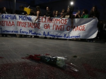 Άγιοι Ανάργυροι: Συγκέντρωση διαμαρτυρίας έξω από το αστυνομικό τμήμα για τη γυναικοκτονία