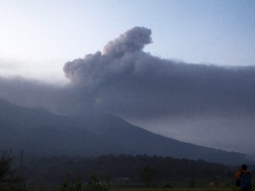 Περιοχές στην Ινδονησία εκκενώθηκαν και αεροδρόμιο έκλεισε έπειτα από έκρηξη ηφαιστείου
