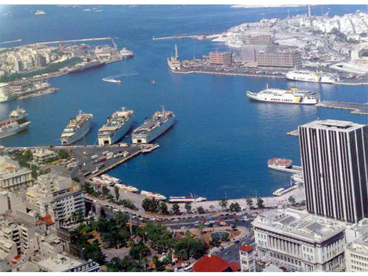 Σύγκρουση πλοίων στο λιμάνι του Πειραιά λόγω καιρού