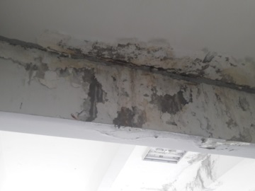Ερώτηση βουλευτών του ΚΚΕ για το κτιριακό πρόβλημα στο 3ο ΓΕΛ Πειραιά - «Διαβρωμένο ταβάνι και τοίχοι που στάζουν» [εικόνες]