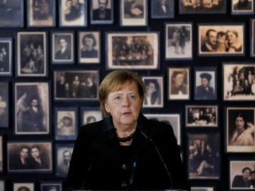 Γερμανία: Την &quot;βαθιά ντροπή&quot; της, εξέφρασε η Άγγελα Μέρκελ κατά την πρώτη επίσκεψή της στο Άουσβιτς και τόνισε ότι δεν θα γίνει ανεκτός ο αντισημιτισμός