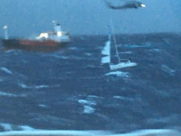 Ακυβέρνητο σκάφος: Συγκλονιστική στιγμή από τη διάσωση των 4 επιβαινόντων 
