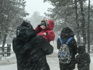 Ενισχύεται η «Ζηνοβία»: Χιόνια στην Αττική και τσουχτερό κρύο [χάρτες]