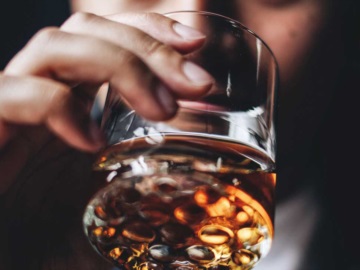 Αυξάνεται συνεχώς η κατά κεφαλή κατανάλωση αλκοόλ παγκοσμίως, ενώ στην Ελλάδα ακολουθεί πτωτική τάση, σύμφωνα με διεθνή έρευνα 
