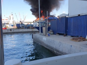 Κατασβέστηκε η πυρκαγιά σε ιπτάμενο δελφίνι στα ναυπηγεία Περάματος