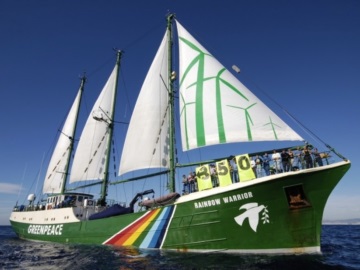 Το θρυλικό πλοίο της Greenpeace «Rainbow Warrior» τον Ιούνιο στον Πειραιά