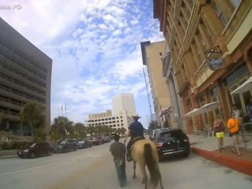 Λευκοί έφιπποι αστυνομικοί τραβούσαν Αφροαμερικανό με σκοινί στο Τέξας