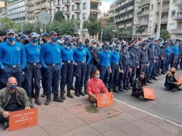 Καθιστική διαμαρτυρία του Γ. Βαρουφάκη και βουλευτών του ΜεΡΑ25