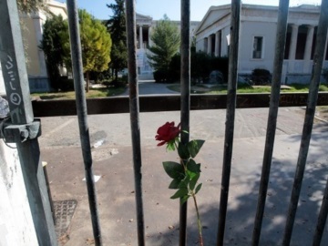 Άρση του προστίμου των 300 ευρώ στη γυναίκα που άφησε λουλούδι έξω από το Πολυτεχνείο