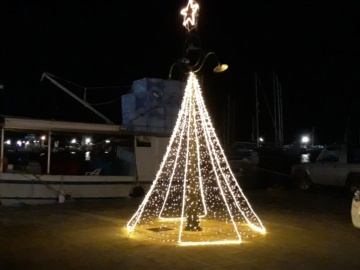 Αίγινα:  Σε  Χριστουγεννιάτικη διάθεση το λιμάνι της Αίγινας