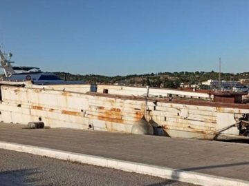Το εγκαταλειμμένο σαπιοκάραβο που χαλάει τη &quot;μόστρα&quot; στο λιμάνι του Πορτοχελίου