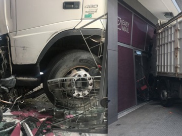 Υπέκυψε ο οδηγός του φορτηγού που έπεσε σε κατάστημα στην Πειραιώς - Είχε πάθει έμφραγμα 