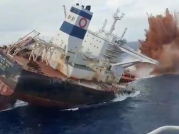 Βύθιση φορτηγού πλοίου σε λίγα δευτερόλεπτα (βίντεο) - Ρεπορτάζ του Κώστα Αργυρού