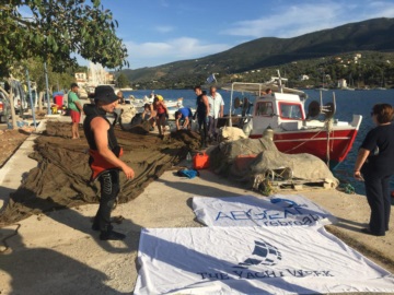 1,5 τόνο δίχτυα φαντάσματα απομάκρυναν εθελοντές της Aegean Rebreath και αλιείς από το βυθό του Πόρου (φωτογραφίες)