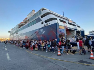 Αυξημένη η κίνηση στο λιμάνι του Πειραιά – Φεύγουν οι αδειούχοι του Ιουλίου (vid)