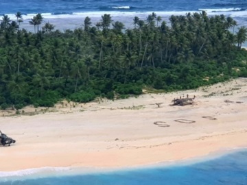 Ναυαγοί σε νησί του Ειρηνικού σώθηκαν από το “SOS” που είχαν γράψει στην άμμο - ΒΙΝΤΕΟ