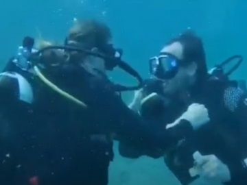 Υποβρύχια πρόταση γάμου στην Αλόννησο: Μέλλουσα νύφη είπε το «ναι» σε βάθος 3 μέτρων (βίντεο)