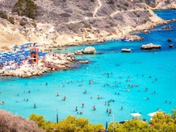 Βρετανοί τουρίστες εκμεταλλεύονται τα δωρεάν τεστ για να πάνε διακοπές στην Κύπρο