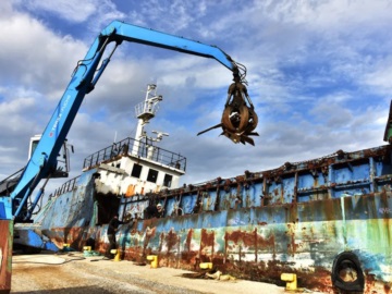 Ξεκίνησε η διάλυση και απομάκρυνση του «Ελίζαμπεθ» από το λιμάνι των Ν. Μουδανιών