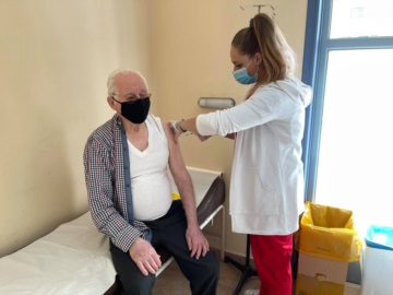 Reuters: Η Ελλάδα ξεκίνησε εμβολιασμούς στα νησιά ενόψει του καλοκαιριού
