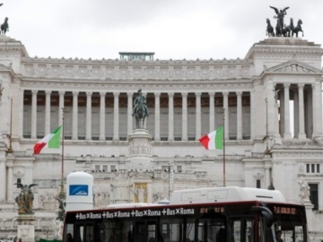 Τα ιταλικά συνδικάτα διαδηλώνουν στη Ρώμη κατά του φασισμού