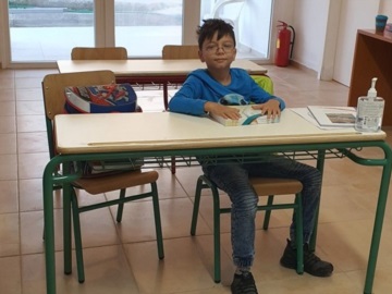 Ο 9χρονος Τάσος θα παρελάσει μόνος του με τη γαλανόλευκη - Είναι ο μοναδικός μαθητής του Μαθρακίου