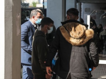 Συμπλοκή στο Πέραμα – Παρουσιάστηκε στα δικαστήρια Πειραιά ο 14χρονος που είχε διαφύγει
