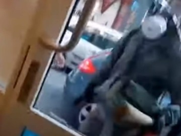 Σάλος από το βίντεο που δείχνει άνδρα των ΜΑΤ να σπάει τζαμαρία καταστήματος στα Εξάρχεια (βίντεο)