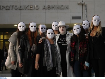 Με λευκές μάσκες στο πλευρό της Ιωάννας οι φίλες της