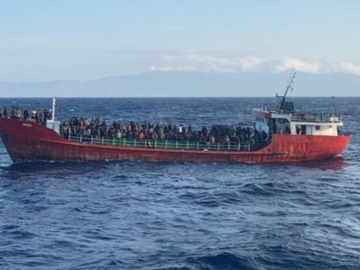 Συνεχίζεται το διπλωματικό και ανθρωπιστικό θρίλερ με τους 400 πρόσφυγες μεταξύ Ελλάδας και Τουρκίας