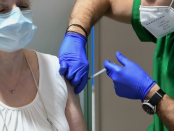  Μόσιαλος: Η πανδημία είναι σε έξαρση γιατί ένας στους τέσσερις πολίτες είναι ανεμβολίαστος – Τι είπε για το χάπι κατά του κοροναϊού