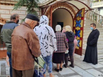 DW: Ουρά ηλικιωμένων για συσσίτια στη Θεσσαλονίκη