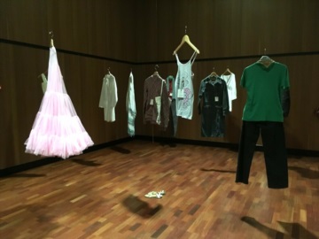 She&#39;s gone: Έκθεση με ρούχα δολοφονημένων γυναικών στο Ίδρυμα Μιχάλης Κακογιάννης