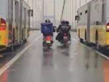 H αλληλεγγύη σώζει ζωές: Λεωφορεία στην Τουρκία δημιουργούν «ασπίδα» σε γέφυρα για να προστατέψουν μοτοσυκλετιστές από τον άνεμο (βίντεο)